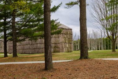15. yüzyıldan kalma Iroquoian köyünde uzun bir ev. Milton, Crawford Gölü, Ontario, Kanada.