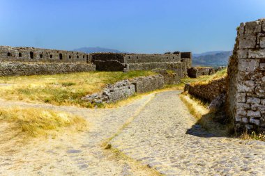Rozafa 'daki taş kalenin kalıntıları. Kalenin yıkıntıları arasında bir ortaçağ yolu. Shkoder, Arnavutluk