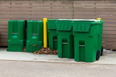 Atıkları ayırmak için yeşil konteynırlar. Ontario, Kanada
