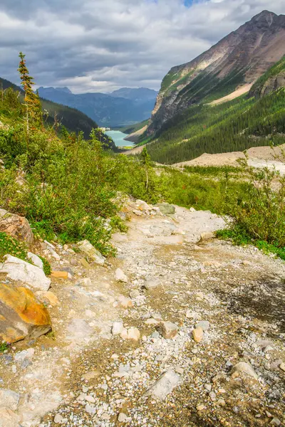 Altı Buzul Ovası 'na yürüyüş yolu. Dağlarda dar bir yol. Rocky Dağları. Banff Ulusal Parkı, Alberta, Kanada