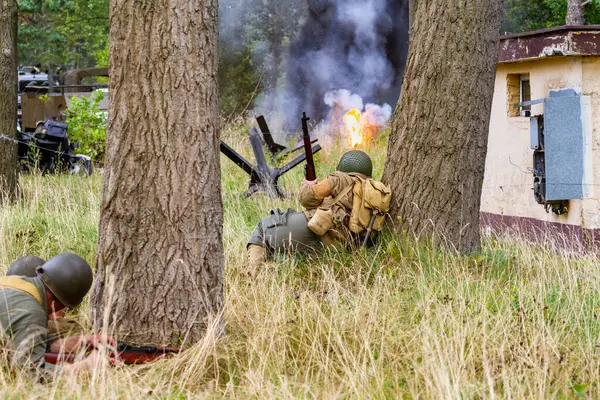 Tarihi yeniden yapılandırma. İkinci Dünya Savaşı sırasında Amerikan piyade askerleri ormanda savaşıyordu..