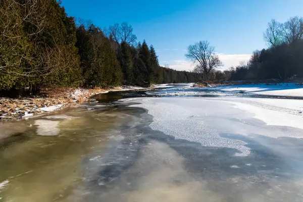 Kış manzarası. Buz, Elora yakınlarındaki Grand River 'ı kapladı. Elora Gorge Koruma Alanı, Ontario, Kanada