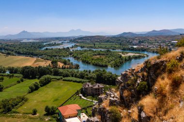 Buna (Bojana) ve Drin nehirlerinin kıvrımlarının manzarası. Rozafa Kalesi 'nin manzarası. Shkoder, Arnavutluk