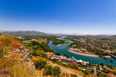 Buna (Bojana) ve Drin nehirlerinin kıvrımlarının manzarası. Rozafa Kalesi 'nin manzarası. Shkoder, Arnavutluk