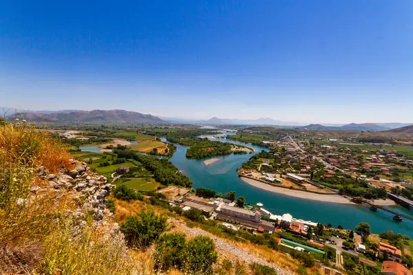 Buna (Bojana) ve Drin nehirlerinin kıvrımlarının manzarası. Rozafa Kalesi 'nin manzarası. Shkoder, Arnavutluk