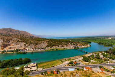 Buna (Bojana) nehrinin kıvrımlı manzarası. Rozafa Kalesi 'nin manzarası. Shkoder, Arnavutluk