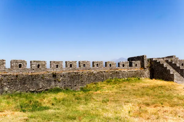 Rozafa 'nın ortaçağ kalesinin kalıntıları. Taş savunma duvarları. Shkoder, Arnavutluk