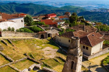 Şatonun harabelerinden ve eski kasabadan manzara. Kruje, Arnavutluk