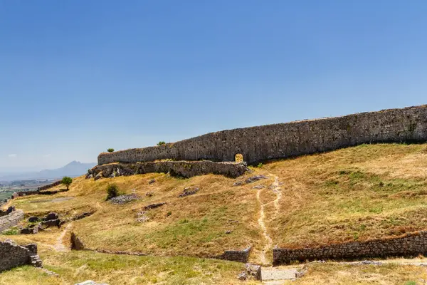 Rozafa 'nın ortaçağ kalesinin kalıntıları. Taş savunma duvarları. Shkoder, Arnavutluk