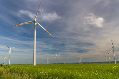 Rüzgar gücü. Rüzgar türbini alanı. Yenilenebilir enerji kaynakları. Rüzgar çiftliği ebcz, Pomerania, Polonya
