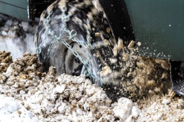 Yakın plan. Derin karları kazan bir arabanın tekerleği. Kışın off-road yaparken hareketi ve enerjiyi yakalamak.