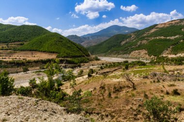 Tomorr Dağları 'ndaki Devoll Nehri manzarası. Gramş, Arnavutluk
