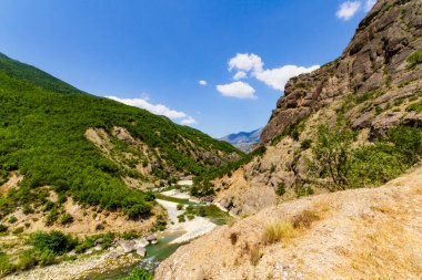 Tomorr Dağları 'ndaki Devoll Nehri manzarası. Gramş, Arnavutluk