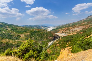Devoll Vadisi ve Devoll Nehri 'nin yarın dağlardaki manzarası. Gramş, Arnavutluk