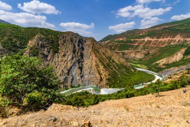 Devoll Vadisi ve Devoll Nehri 'nin yarın dağlardaki manzarası. Gramş, Arnavutluk