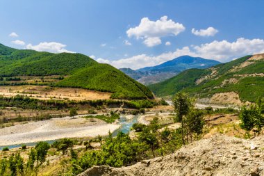 Devoll Vadisi ve Devoll Nehri 'nin yarın dağlardaki manzarası. Gramş, Arnavutluk