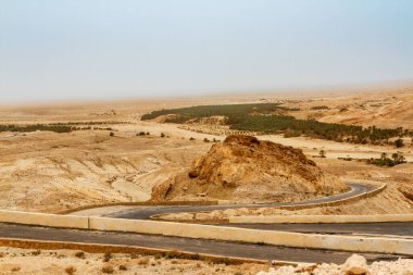 Dağlarda dolambaçlı bir yol. Djebel en Negueb. Chebika vahası, Tunus