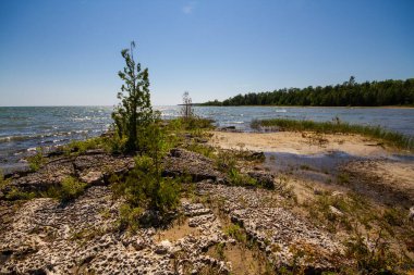 Huron Gölü. Bruce Yarımadası 'nın vahşi kıyıları. Ontario, Kanada