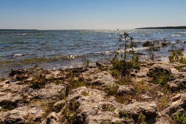 Huron Gölü. Bruce Yarımadası 'nın vahşi kayalık kıyı şeridi. Ontario, Kanada