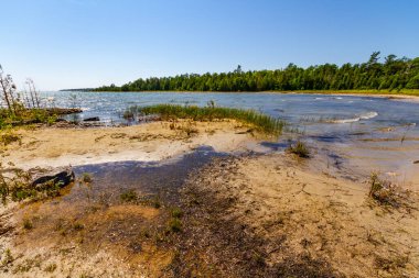 Huron Gölü. Bruce Yarımadası 'nın vahşi kıyıları. Ontario, Kanada