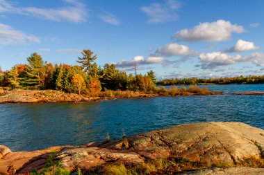 Batan güneşin ışığında Gürcistan Körfezi 'nin kuzey kıyısında. Killarney İl Parkı, Ontario, Kanada