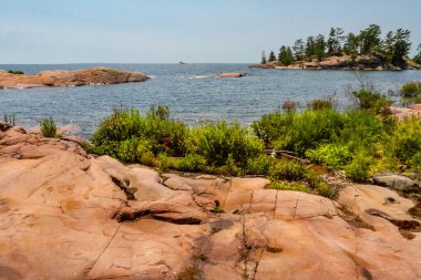 Chikanishing yolu. Gürcistan Körfezi 'nin kuzey kıyısındaki kırmızı granit kayalar. Huron Gölü. Killarney İl Parkı, Ontario, Kanada.