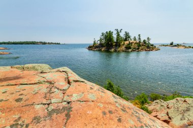 Chikanishing yolu. Gürcistan Körfezi 'nin kuzey kıyısındaki kırmızı granit kayalar. Huron Gölü. Killarney İl Parkı, Ontario, Kanada.