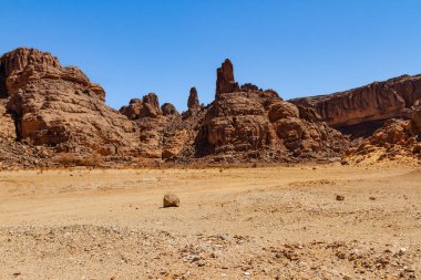 Sahra Çölü manzarası. Djanet yakınlarında Tassili ve Ajjer platoları inanılmaz kaya oluşumları. Cezayir, Afrika