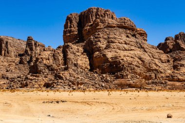Sahra Çölü manzarası. Djanet yakınlarında Tassili ve Ajjer platoları inanılmaz kaya oluşumları. Cezayir, Afrika