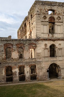 17. yüzyıl Krzyztopor sarayının kalıntıları. İç avlunun ön cephesi. Ujazd, Swietokrzyskie Eyaleti, Polonya