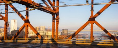 Portland 'daki Kızıl Köprü. Çiftlik metali araç ve yaya köprüsü kırmızıya boyanmış. Broadway Köprüsü, Portland, Oregon 'da 1913 yılında inşa edilen Willamette Nehri' ni kapsayan bir Rall tipi bascule köprüdür..