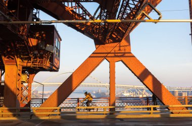 PORTLAND, OREGON, ABD - 14 Ekim 2022: Çiftlik metali araç ve yaya köprüsü kırmızıya boyandı. Broadway Köprüsü, Portland 'da 1913 yılında inşa edilen Willamette Nehri' ni kapsayan bir Rall tipi bascule köprüdür.