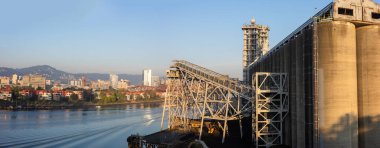 PORTLAND, OREGON, ABD - 14 Ekim 2022: Çelik Köprü bölgesindeki Portlands asansörü ve sanayi altyapısı. Portland, Batı Kıyısındaki Endüstriyel Şehir