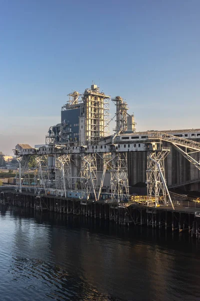美国俄勒冈州波特兰 2022年10月14日 波特兰电梯和钢桥地区的工业基础设施 西海岸波特兰的工业城市景观 — 图库照片