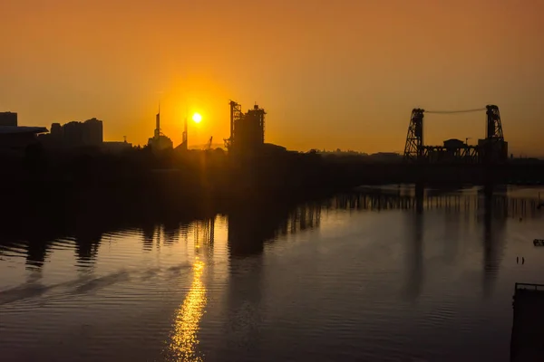 俄勒冈州波特兰的日出 清晨的钢桥 俄勒冈州波特兰市中心 — 图库照片
