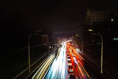 KYIV, UKRAINE - Kasım 03, 2022: Ukrayna 'nın başkenti Kyiv' de elektrik kesintisi. Sokak lambası olmayan ana caddeler. Sadece geçen arabaların ışıkları görülebilir..