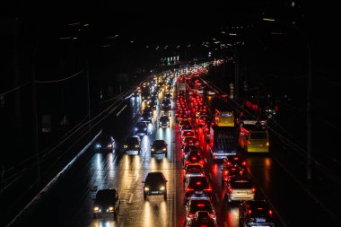 KYIV, UKRAINE - Kasım 03, 2022: Ukrayna 'nın başkenti Kyiv' de elektrik kesintisi. Sokak lambası olmayan ana caddeler. Sadece geçen arabaların ışıkları görülebilir..