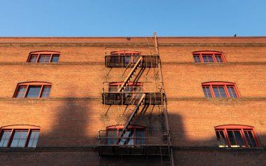 Portland, OR, USA - 16 Ekim 2022: yangın merdivenli apartman manzarası. Portland 'daki evlerin cephelerinde yangın merdivenleri var. Portland 'ın sokakları ve mimarisi. 
