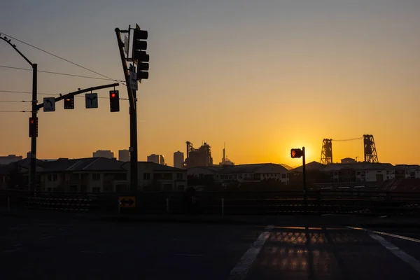 Восход Солнца Портленде Светофоры Дороге Промышленном Районе Портленда Ранним Утром — стоковое фото