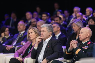 Halifax, Kanada - 18 Kasım 2022: Ukrayna 'nın beşinci başkanı Petro Poroshenko, Kanada' nın Halifax kentindeki Uluslararası Güvenlik Forumunun yönetim kurulunda görülüyor..