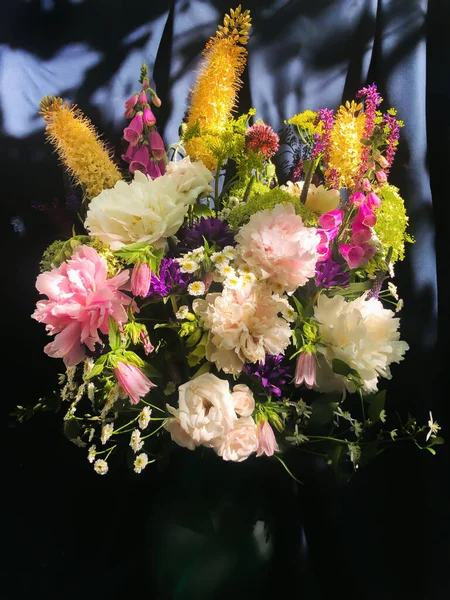 Romantiska Buketter Blommor Inredning Och Blommor Ordna — Stockfoto