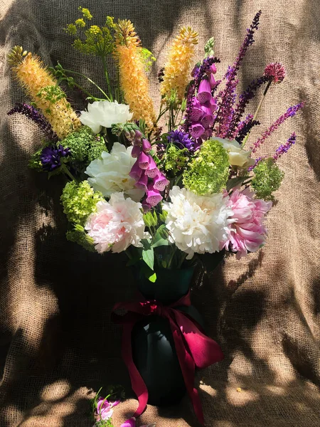 Romantiske Buketter Med Blomster Innredning Blomsterarrangementer – stockfoto