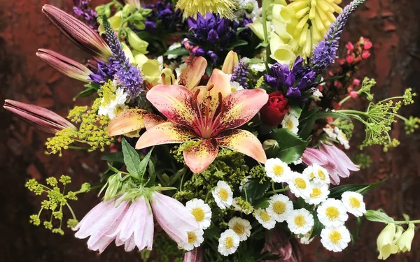 Romantiske Buketter Med Blomster Hjemmedekorasjon Blomster Bouquet Med Liljer – stockfoto