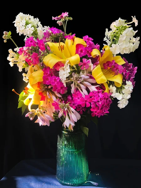 ロマンチックな花の花束 家の装飾や花のアレンジ ユリの花束 — ストック写真