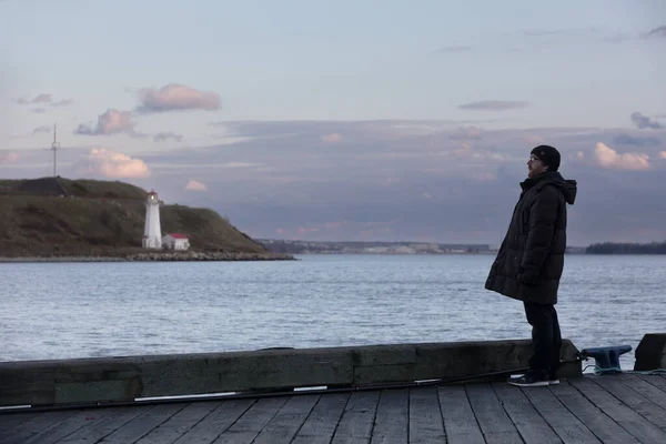 加拿大哈利法克斯 2022年11月19日 一名男子在海湾沿岸 加拿大新斯科舍省哈利法克斯港乔治岛灯塔 — 图库照片