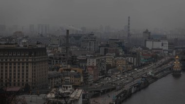 KYIV, UKRAINE - Kasım 05, 2022: Gözlem güvertesinden Kyiv 'in görüntüsü. Karanlık evler ve aydınlanmamış sokaklar görülebiliyor ve geçen arabaların ışıkları görülebiliyor..