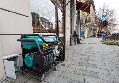 Ukrayna 'da elektrik kesintisi. Elektrik olmadığı için, kafeler ve dükkanlar taşınabilir benzin jeneratörlerinden elektrik kullanmak zorunda kalıyor. Güç kaynağı jeneratörü sokak kaldırımına yerleştirildi
