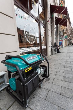 Ukrayna 'da elektrik kesintisi. Elektrik olmadığı için, kafeler ve dükkanlar taşınabilir benzin jeneratörlerinden elektrik kullanmak zorunda kalıyor. Güç kaynağı jeneratörü sokak kaldırımına yerleştirildi