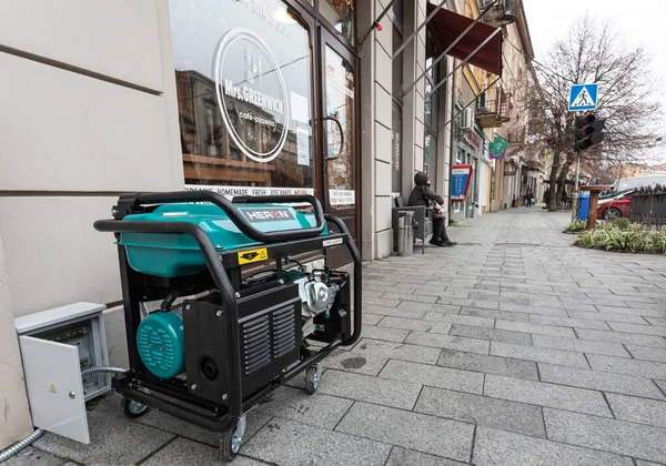 乌克兰的停电 由于缺乏电力 咖啡馆和商店被迫使用便携式汽油发电机提供的电力 安装在街道人行道上的发电机 — 图库照片