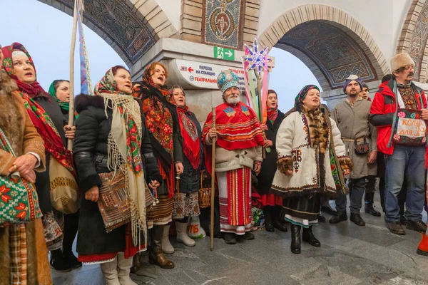 Kyiv Ucrania Diciembre 2022 Los Residentes Trajes Folclóricos Ucranianos Cantaron —  Fotos de Stock